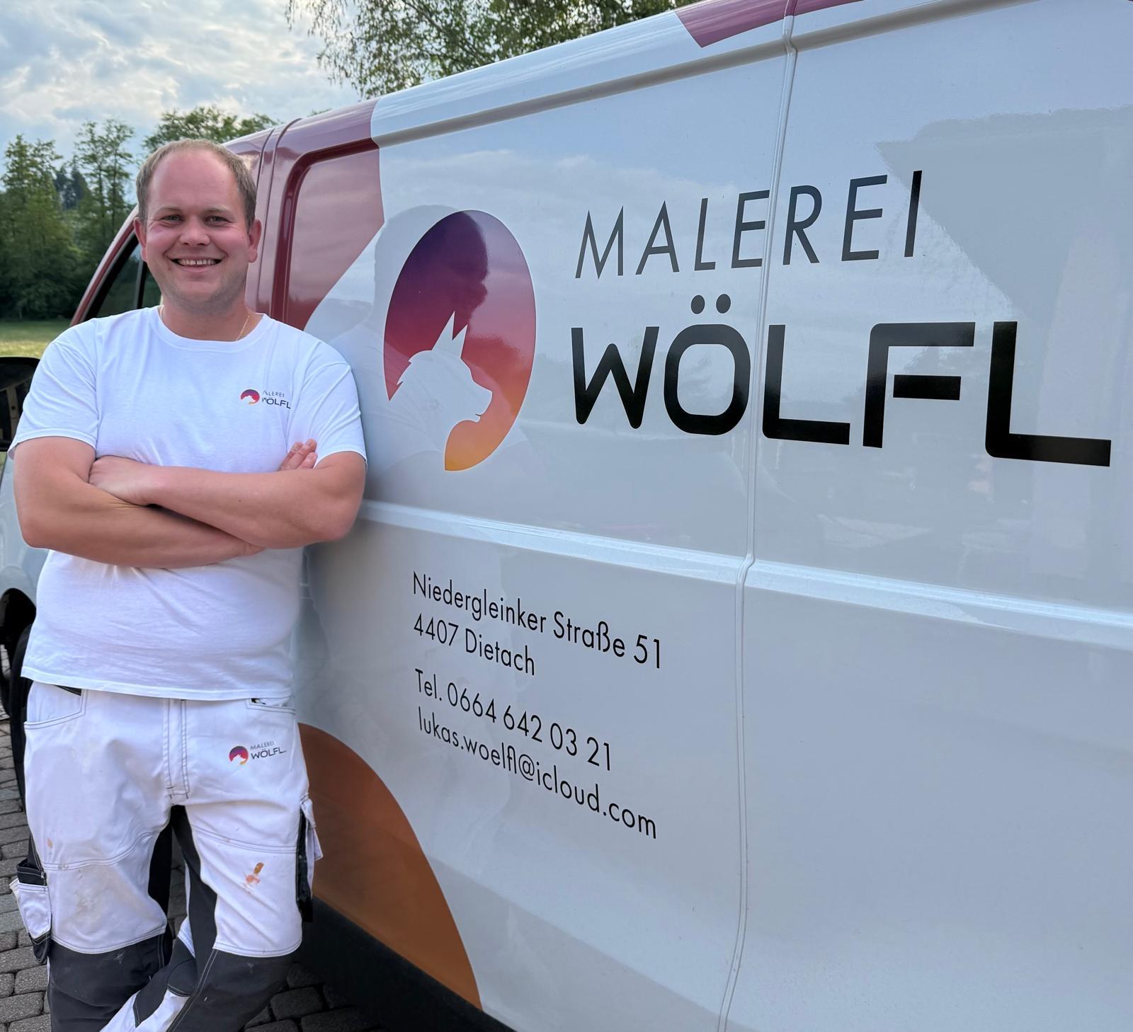 Lukas Wölfl, Inhaber der Malerei Wölfl, vor dem Firmenfahrzeug